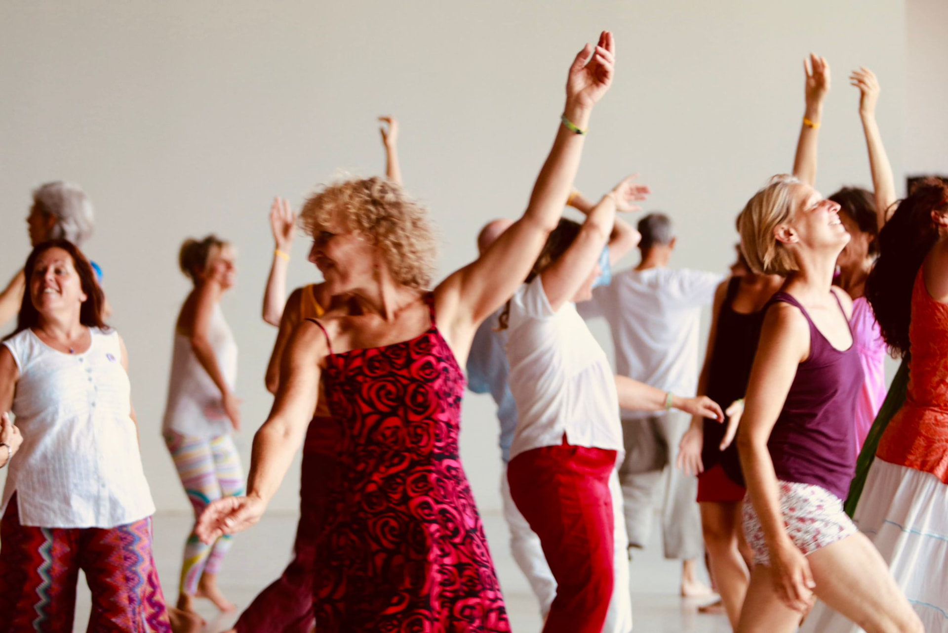 Participante en pleine joie lors d'une séance de Biodanza