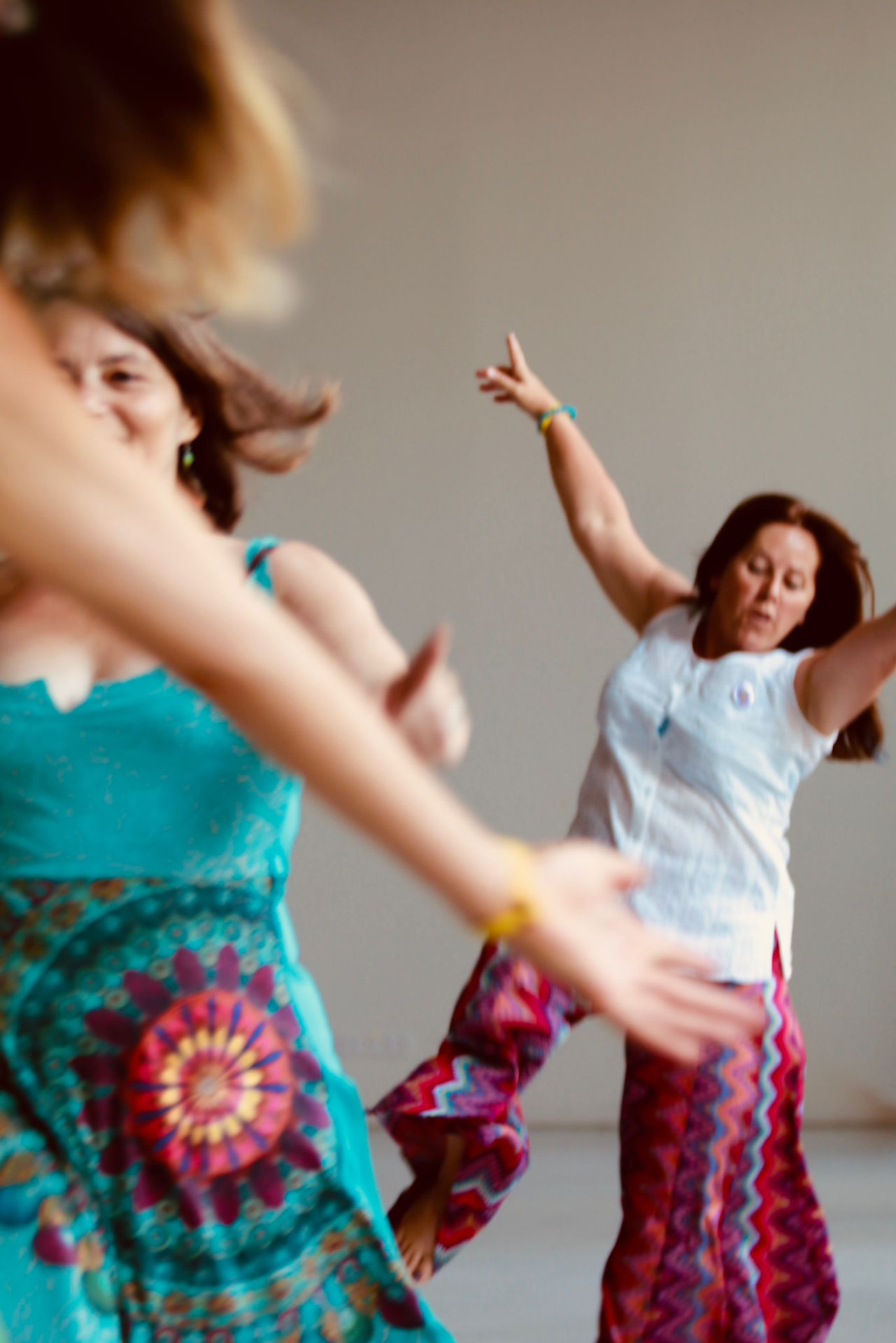 Danseuses en plein élan, bras ouverts