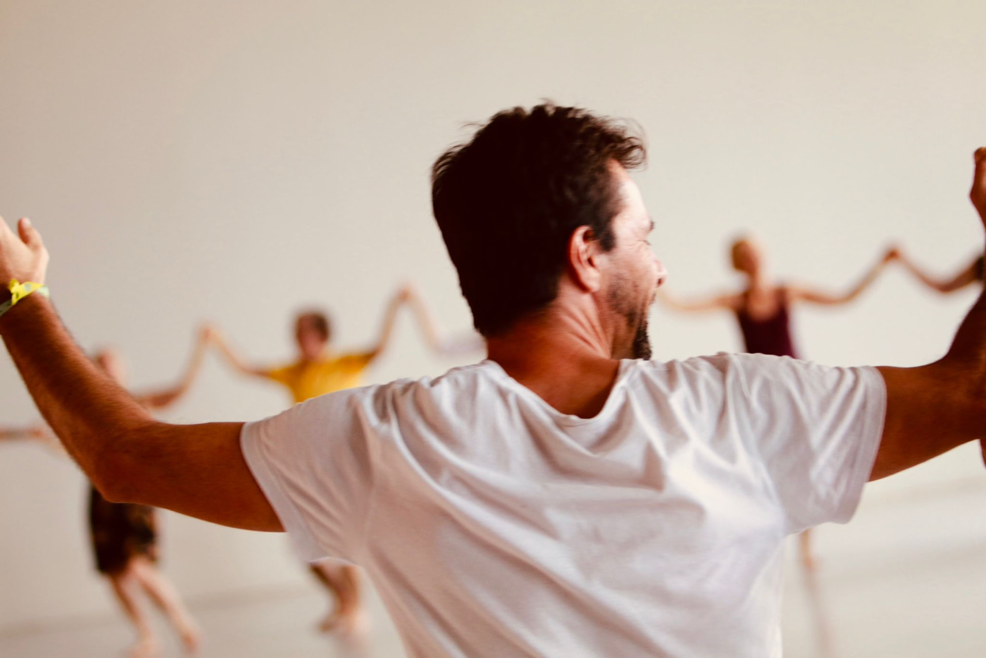 Participants se tenant les mains pendant un atelier de Biodanza